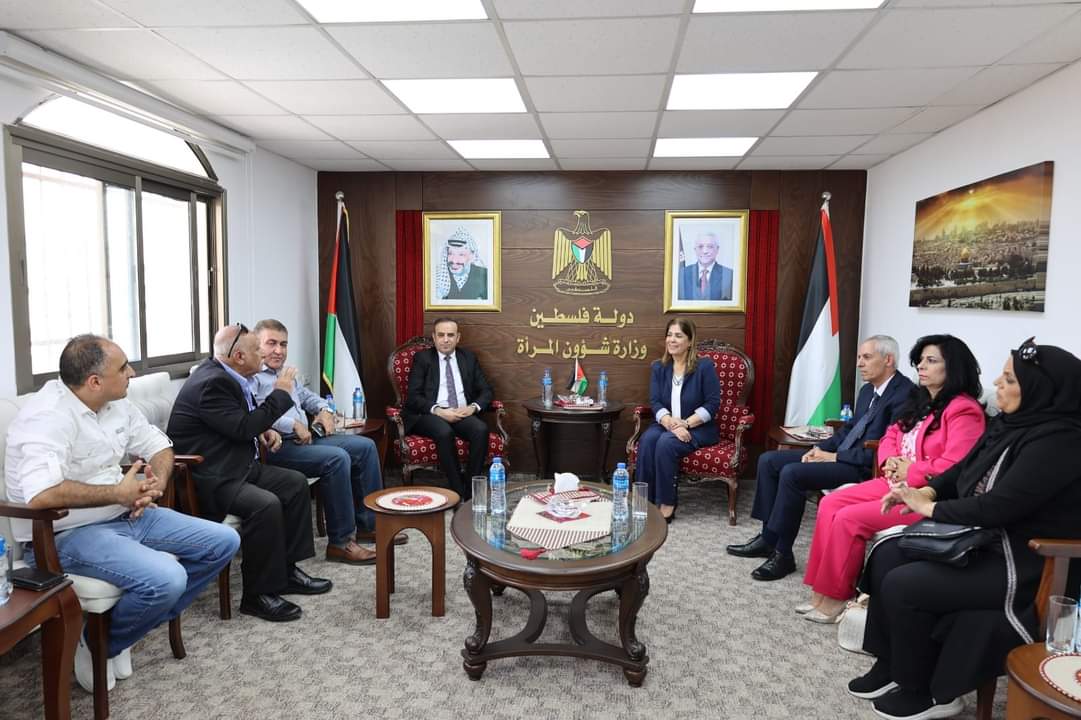 The Minister of Women’s Affairs is meeting with the Palestinian-Tunisian Brotherhood Association.الوزيرة الخليلي خلال لقاء مع جمعية الأخوة الفلسطينية التونسية