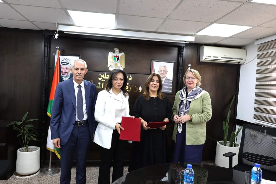 Ms. Al-Khalili and Abu Aoun are signing the final phase budget for "Hayat” program to Protect and Support Women in Palestine.الخليلي وأبو عون توقعان وثيقة موازنة المرحلة النهائية لبرنامج حياة لحماية ودعم النساء في فلسطين 