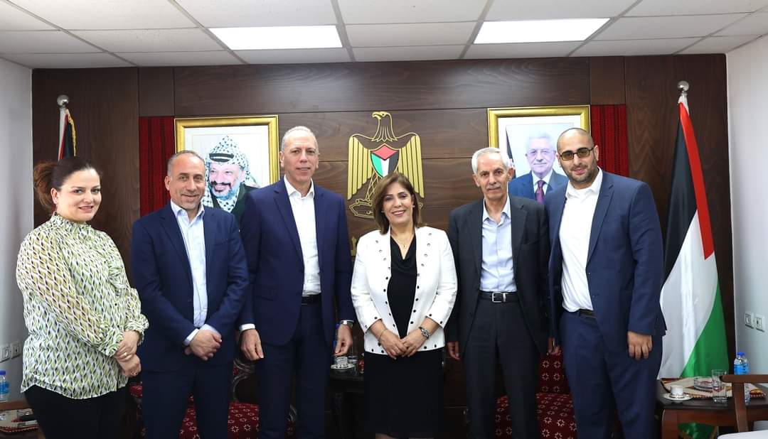 Al-Khalili in a meeting with “Tasdeer Program”: Women's economic and social empowerment is a leading way towards economic advancement.الخليلي في لقاء مع "برنامج تصدير": تمكين النساء اقتصادياً واجتماعياً رافعة للنهوض الاقتصادي