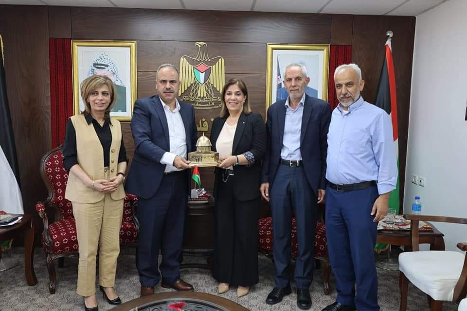 وزيرة شؤون المرأة منى الخليلي تلتقي أمين سر حركة فتح اقليم نابلس محمد حمدان وأعضاء من الاقليم.