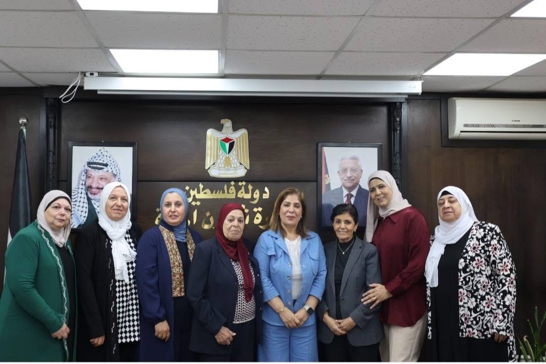 خلال لقائها وفد جمعية سيدات أريحا، الوزيرة الخليلي تشدد على أهمية استدامة خدمات الحماية والدعم للنساء