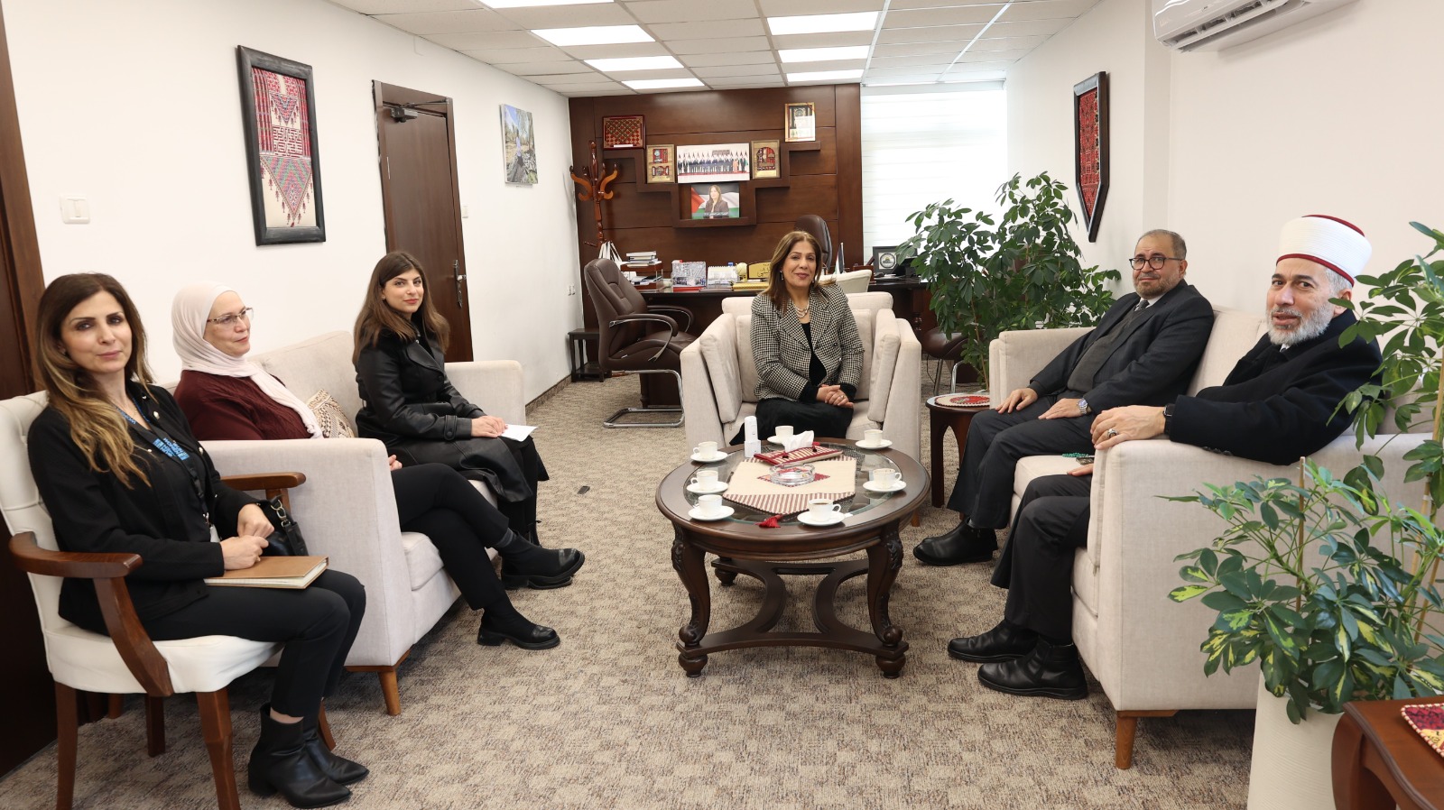 الخليلي تبحث سبل التعاون والخطط المستقبلية مع القضاء الشرعي وبرنامج سواسية حول سيادة القانون