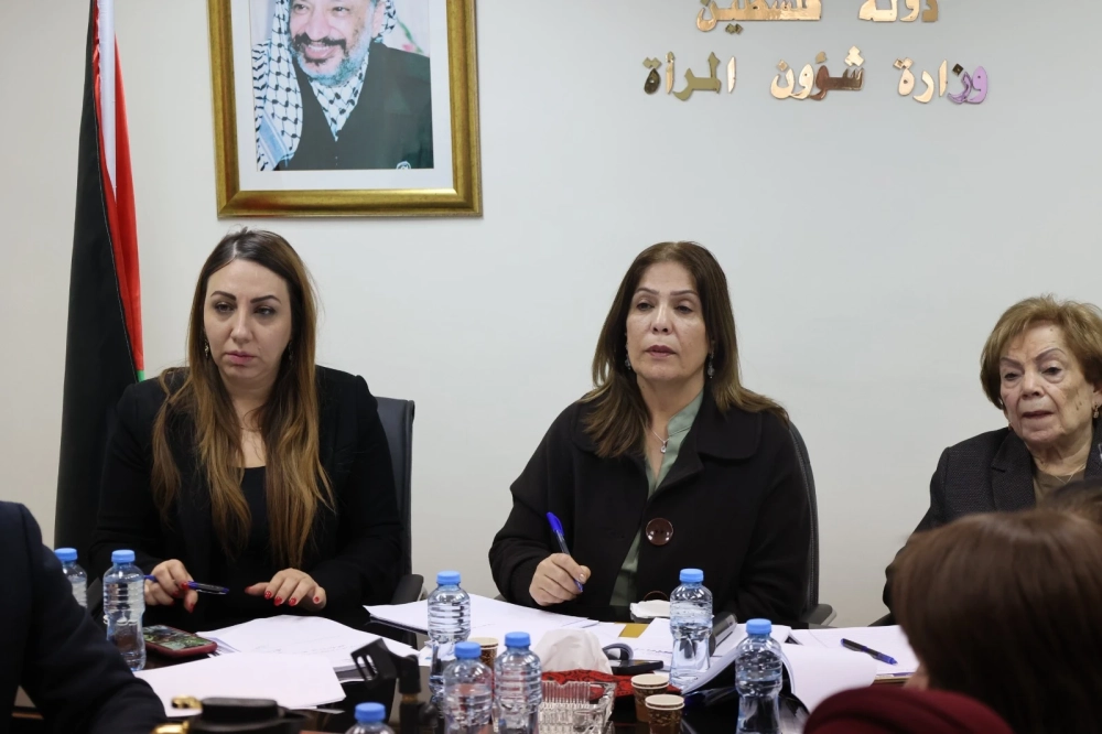 وزارة شؤون المرأة ولجنة صايغة الدستور تعقدان لقاءً تشاورياً مع المجتمع المدني حول مسودة الدستور المؤقت