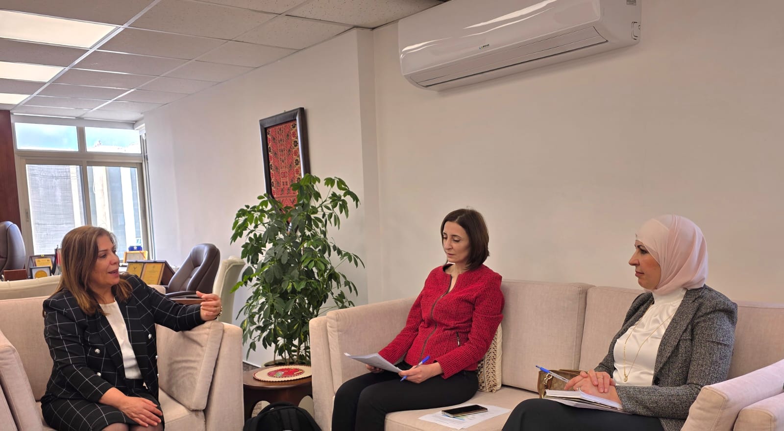 وزيرة شؤون المرأة تبحث مع سكرتارية تنسيق المساعدات (LACS) مواءمة تدخلات المانحين مع الأولويات الوطنية