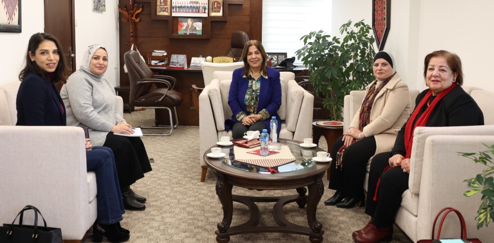 وزيرة شؤون المرأة تلتقي وفد طاقم شؤون المرأة لبحث سبل التعاون واستحقاقات المرحلة لقضايا المرأة