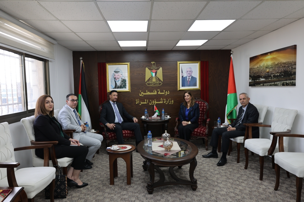 لقاء وزيرة شؤون المرأة منى الخليلي مع الأخ مهدي حمدان- مدير عام بنك الاستقلال.