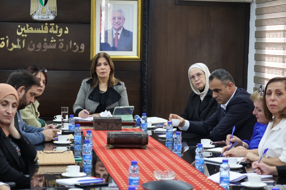 وزارة شؤون المرأة تعقد لقاء تشاوريا مع مؤسسات المجتمع المدني النسوية والحقوقية في الضفة وغزة لتعزيز تنسيق الجهود في مواجهة الانتهاكات المتعددة من قبل الاحتلال ومستوطنيه. 