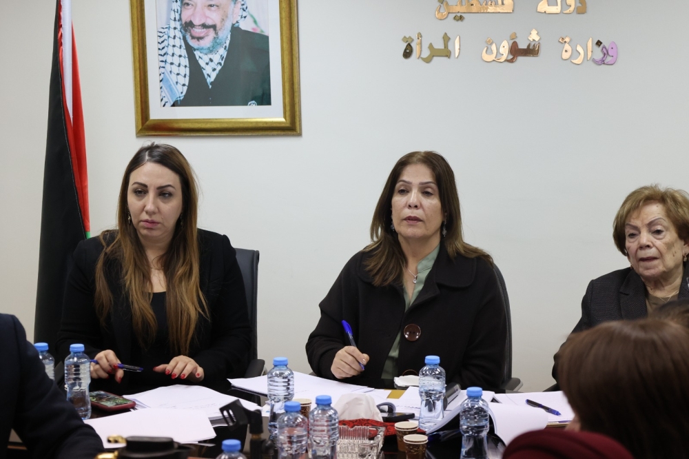 وزارة شؤون المرأة ولجنة صايغة الدستور تعقدان لقاءً تشاورياً مع المجتمع المدني حول مسودة الدستور المؤقت