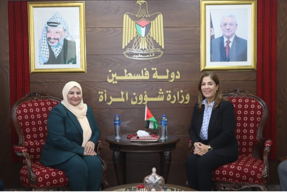 رام الله - لقاء وزيرة شؤون المرأة منى الخليلي مع رئيسة ديوان الرقابة المالية والإدارية أمل فرج